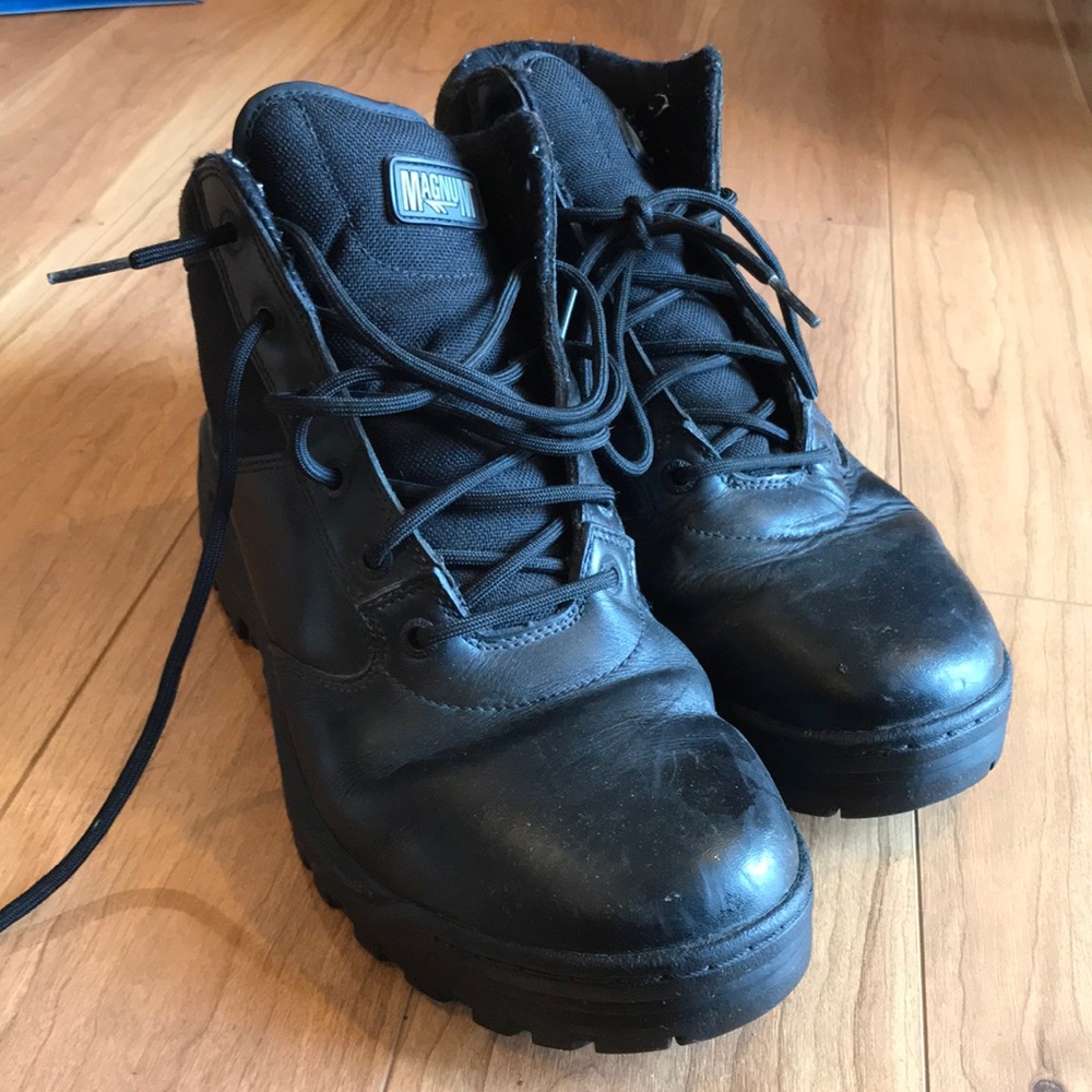 Magnum 3D2 Slip/Oil resistant work boots size 9